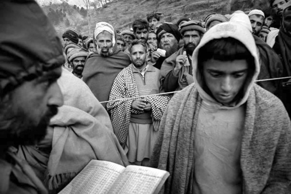 Metal sheet distribution organized by the military in Balakot : Short Stories : Charlotte Oestervang Photography