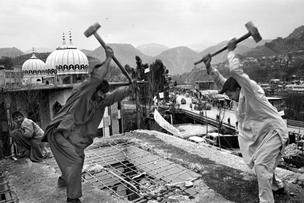Earthquake survivors rebuilding a collapsed 'rest house' in Muzzafarabad : Short Stories : Charlotte Oestervang Photography