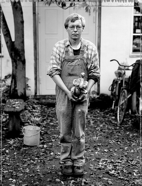 Jens is gardener and painter. He makes sculptures and gets his inspiration from cirkus at the front row. Jens has travelled the Seven Seas but went ashore to dedicate his life to his art : Freetown Christiania : Charlotte Oestervang Photography
