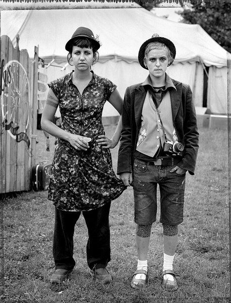 Las Feas is a theater group from Catalunya. They perform as gypsies in the old cirkus style. Las Feas that means The Ugly has just split up. Maria is having a baby while Mireia is searching for her love of live : Freetown Christiania : Charlotte Oestervang Photography